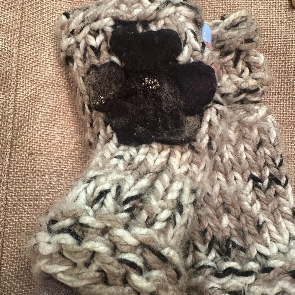 Hand knit Chunky Knit SOFT Fingerless Gloves with Flower Accent NWOT